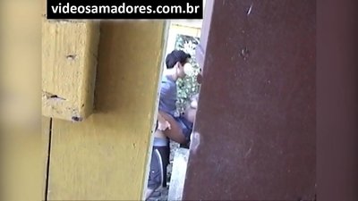 Вуайер ҷуфти ҷавонро филмбардорӣ мекунад, то даме ки наворҳои видеоиро кашф кунад