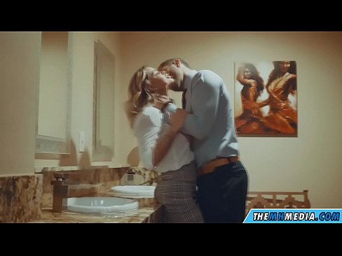❤️ Вақте ки як малламуй busty шумо дар як ҳоҷатхона ҷамъиятӣ seduces Супер секс дар мо ❤